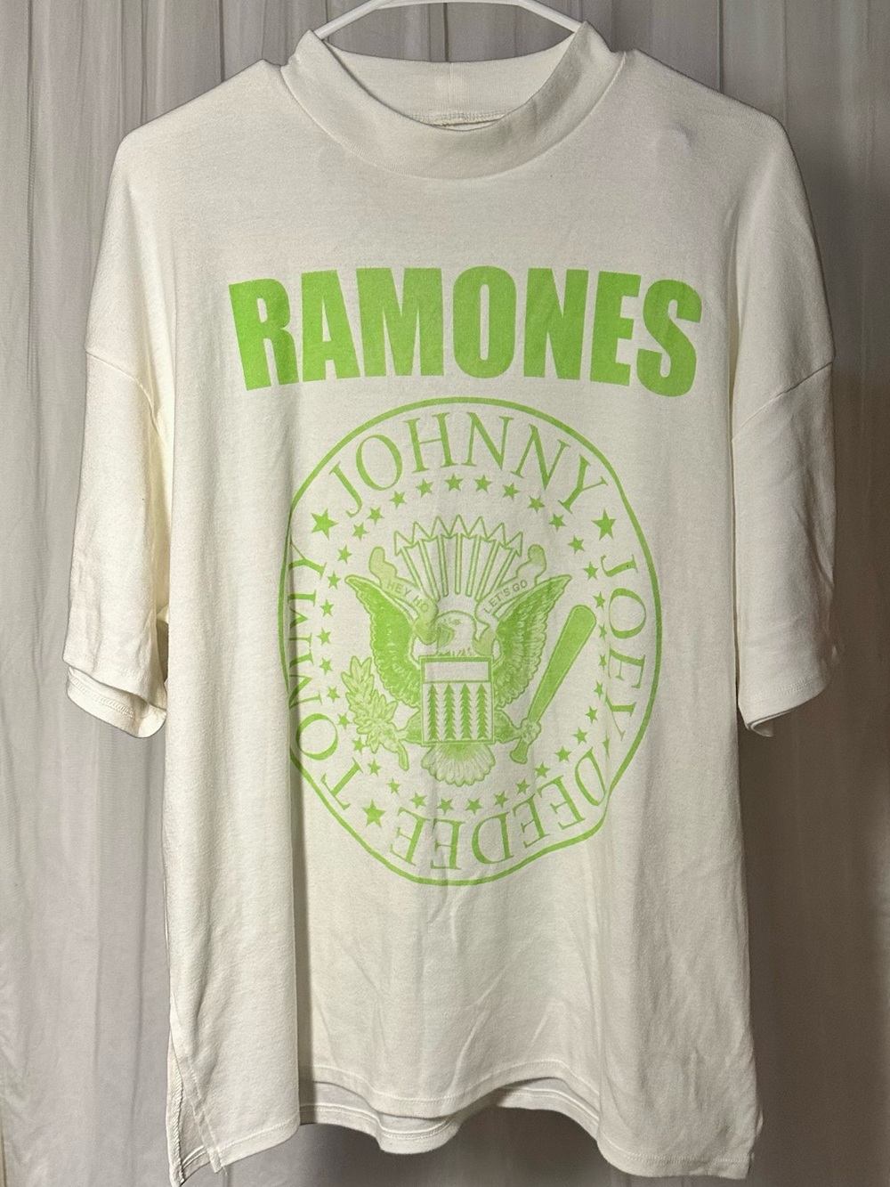 ROCK T-SHIRT CLASSIC!
Cream colored Ramones band t-shirt with green graphic